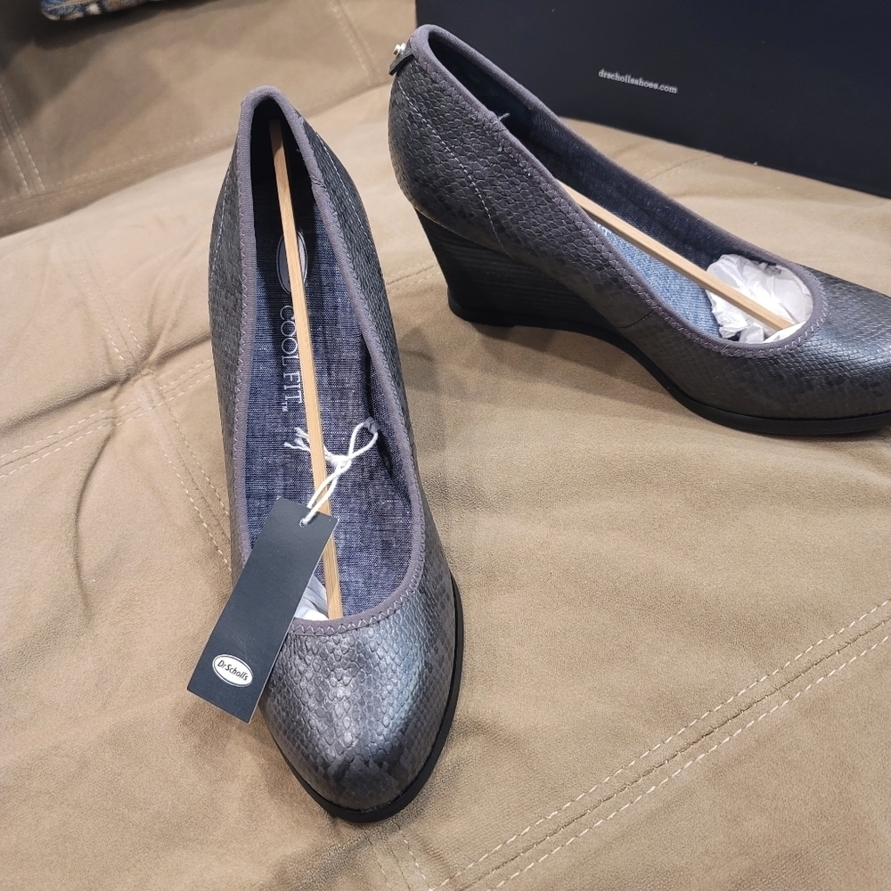 Sz 8M NWT Dr. Scholl's "Penelope" Dark Grey Snake Print Wedges